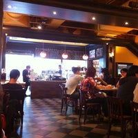 Photo taken at 尼克咖啡 Naked Cafe by Jennifer L. on 7/21/2013