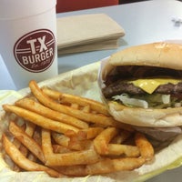Das Foto wurde bei TX Burger - Madisonville von Vlad D. am 6/11/2016 aufgenommen