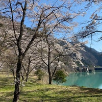 Photo taken at 奥多摩湖ダムサイトパーキング by まつやま 旅. on 4/3/2020