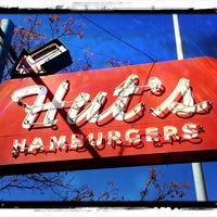 รูปภาพถ่ายที่ Hut&amp;#39;s Hamburgers โดย Paul D. เมื่อ 2/16/2013