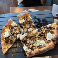 Foto scattata a Providence Coal Fired Pizza da Hao C. il 10/14/2021
