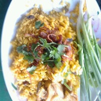 Photo taken at ฮับเซาะห์ ข้าวหมกไก่ สาย1 by tanapat s. on 2/12/2013
