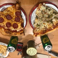 Foto tomada en Rosati&amp;#39;s Pizza  por Bree J. el 4/13/2018