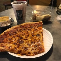 Foto tomada en Si-Pie Pizzeria - Lake View East  por Bree J. el 3/17/2018