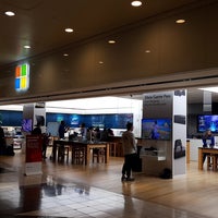 Photo taken at Microsoft Store by 성민 유. on 11/2/2019