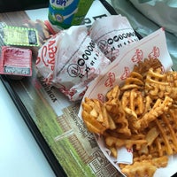 Photo taken at Arby&amp;#39;s by Samed Ü. on 7/13/2018