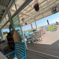 Foto diambil di Q Beach Restaurant Lounge oleh Ok@n pada 9/20/2022
