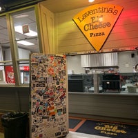 รูปภาพถ่ายที่ Laventina&amp;#39;s Big Cheese Pizza โดย ♌︎ .. เมื่อ 7/24/2019