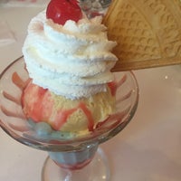 Photo taken at Swensen&amp;#39;s by Pear on 5/1/2017