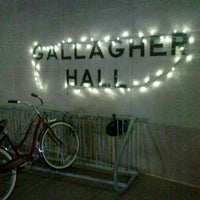รูปภาพถ่ายที่ Gallagher Hall โดย Dawaune H. เมื่อ 12/6/2012