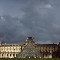 Photo taken at Boutique du Musée du Louvre by Philipe D. on 5/13/2017