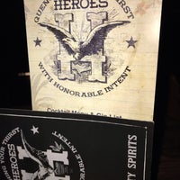 Foto tirada no(a) Heroes Bar por Gayle M. em 12/21/2019