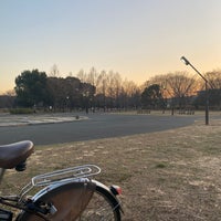 Photo taken at 舎人公園 噴水広場 by Byuuu on 1/14/2021