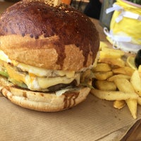 5/1/2018 tarihinde H🅰️lℹ️s 🦅ziyaretçi tarafından C Plus Organic &amp;amp; Gourmet Burger'de çekilen fotoğraf