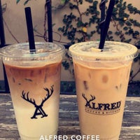 Photo taken at Alfred Coffee In The Alley by Ghaida on 11/26/2017