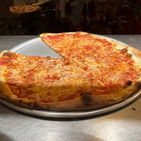 รูปภาพถ่ายที่ Joe&amp;#39;s Pizza โดย Dayee เมื่อ 7/1/2023