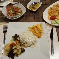 Das Foto wurde bei 1900 Cafe &amp;amp; Restaurant von Deniz D. am 9/17/2018 aufgenommen
