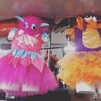 Das Foto wurde bei Shelly&amp;#39;s Dance and Costume von Shelly&amp;#39;s Dance &amp;amp; Costume S. am 10/21/2015 aufgenommen