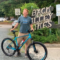 Foto tirada no(a) Back Alley Bikes por Mike R. em 7/10/2019