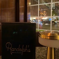 รูปภาพถ่ายที่ Randolph&amp;#39;s Bar &amp;amp; Lounge โดย Justin O. เมื่อ 5/4/2023