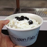 รูปภาพถ่ายที่ Frozen Falls Yogurt โดย Kristy P. เมื่อ 6/2/2013