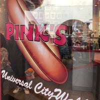 Foto tomada en Pink&amp;#39;s Hot Dogs  por Dennis C. el 11/1/2021