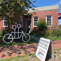Photo taken at Tandem Coffee Roasters by Bon on 8/25/2022