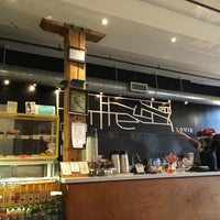 Foto tirada no(a) Louie Coffee Shop por Alex P. em 10/27/2015