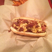 Photo prise au Urban Hotdog Company par Erin W. le12/23/2012