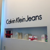 Foto scattata a Calvin Klein Jeans da Julian C. il 12/30/2012