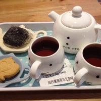 Снимок сделан в Flying Teapot Cafe пользователем Joan Y. 1/12/2015