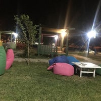 Foto diambil di Sever Cafe Beach Park oleh Samet Ç. pada 9/16/2018