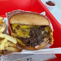 Photo taken at In-N-Out Burger by Abdullah on 9/28/2023