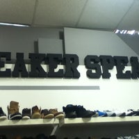 รูปภาพถ่ายที่ Sneaker Speaker โดย Misha M. เมื่อ 12/10/2012