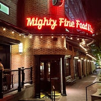 Foto diambil di Jackson&amp;#39;s Mighty Fine Food &amp;amp; Lucky Lounge oleh R pada 9/17/2021