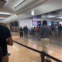 Photo taken at Apple The Galleria by Eric G. on 9/16/2022