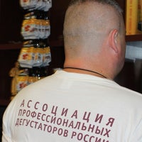 Photo taken at Лаборатория живого пива by Илья Р. on 12/9/2012