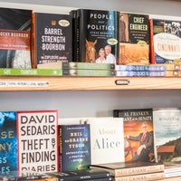 10/10/2017 tarihinde Roebling Point Books &amp;amp; Coffeeziyaretçi tarafından Roebling Point Books &amp;amp; Coffee'de çekilen fotoğraf