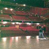 รูปภาพถ่ายที่ Broadway Theatre โดย Lizz H. เมื่อ 4/24/2013