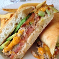 รูปภาพถ่ายที่ Custom Burger โดย Joey L. เมื่อ 12/20/2012