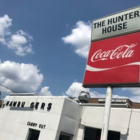 Das Foto wurde bei Hunter House Hamburgers von Davy S. am 8/2/2018 aufgenommen