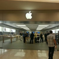 Photo taken at Apple Roma Est by Gani S. on 10/13/2012