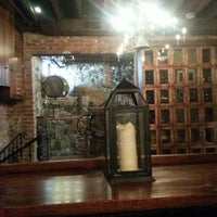 Foto tomada en Mrs. K&amp;#39;s Restaurant &amp;amp; Barrel Bar  por ᴡ el 11/17/2012