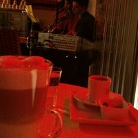 Das Foto wurde bei Hot Stop Lounge Coffee &amp;amp; Tea von Ceren K. am 3/27/2013 aufgenommen