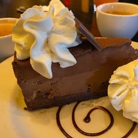 Photo taken at The Cheesecake Factory by Fernando S. on 3/13/2022