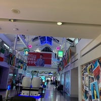 Photo taken at Lincolnwood Town Center Food Court by World Travels 24 on 12/29/2019