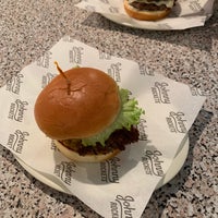 Photo taken at Johnny Rockets by Mehie Dine A. on 9/13/2019