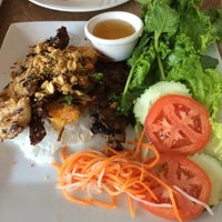 Foto tirada no(a) Viet Aroma Asian Cuisine por Kathy em 7/30/2014