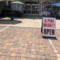Foto tirada no(a) Alpine Village Market por Natalie U. em 9/8/2022