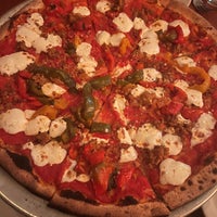 2/25/2022 tarihinde Anne C.ziyaretçi tarafından Vesta Wood Fired Pizza &amp;amp; Bar'de çekilen fotoğraf